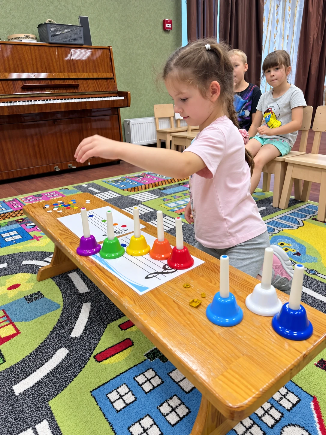 Играем на колокольчиках и слушаем разные звуки