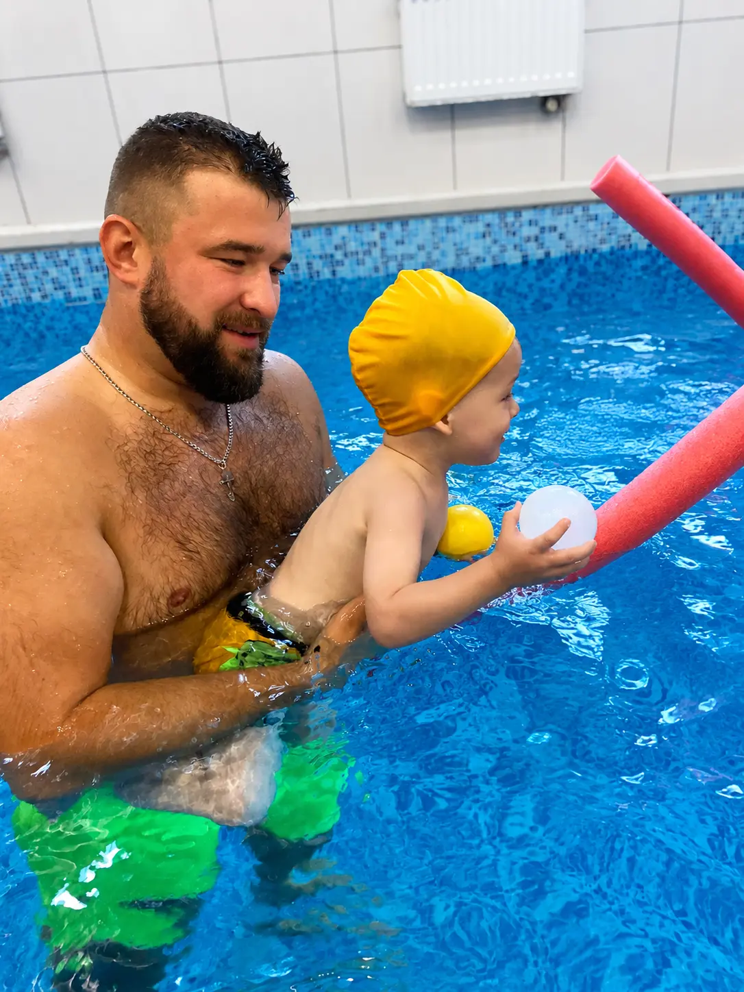 Индивидуальное занятие ребёнка в бассейне