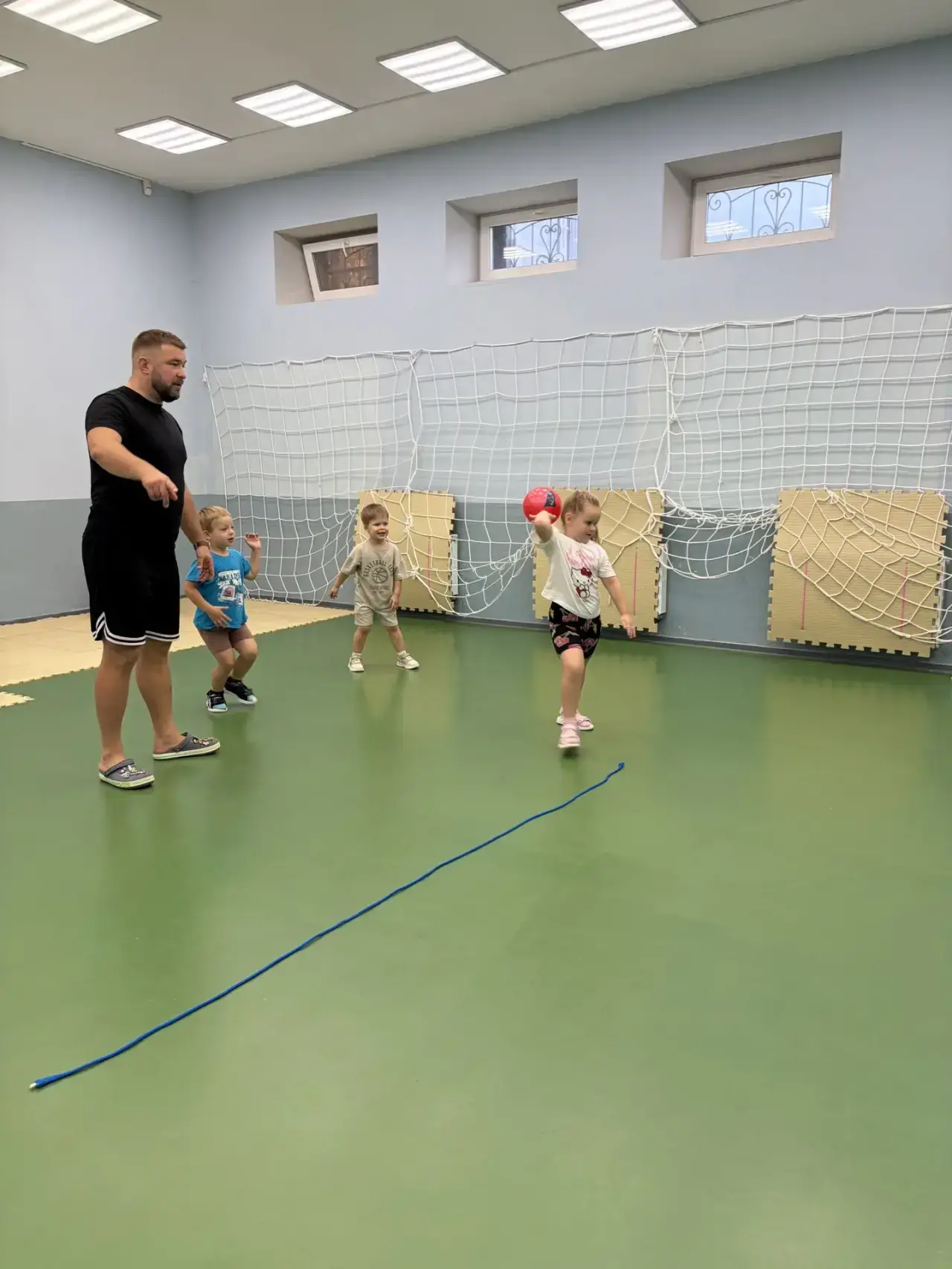 Дети занимаются в большом спортивном зале