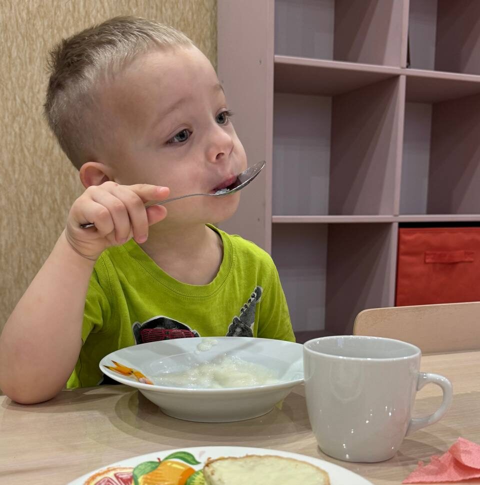 Ребёнок обедает в детском саду