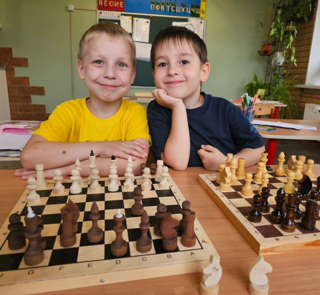 Дети играют в шахматы