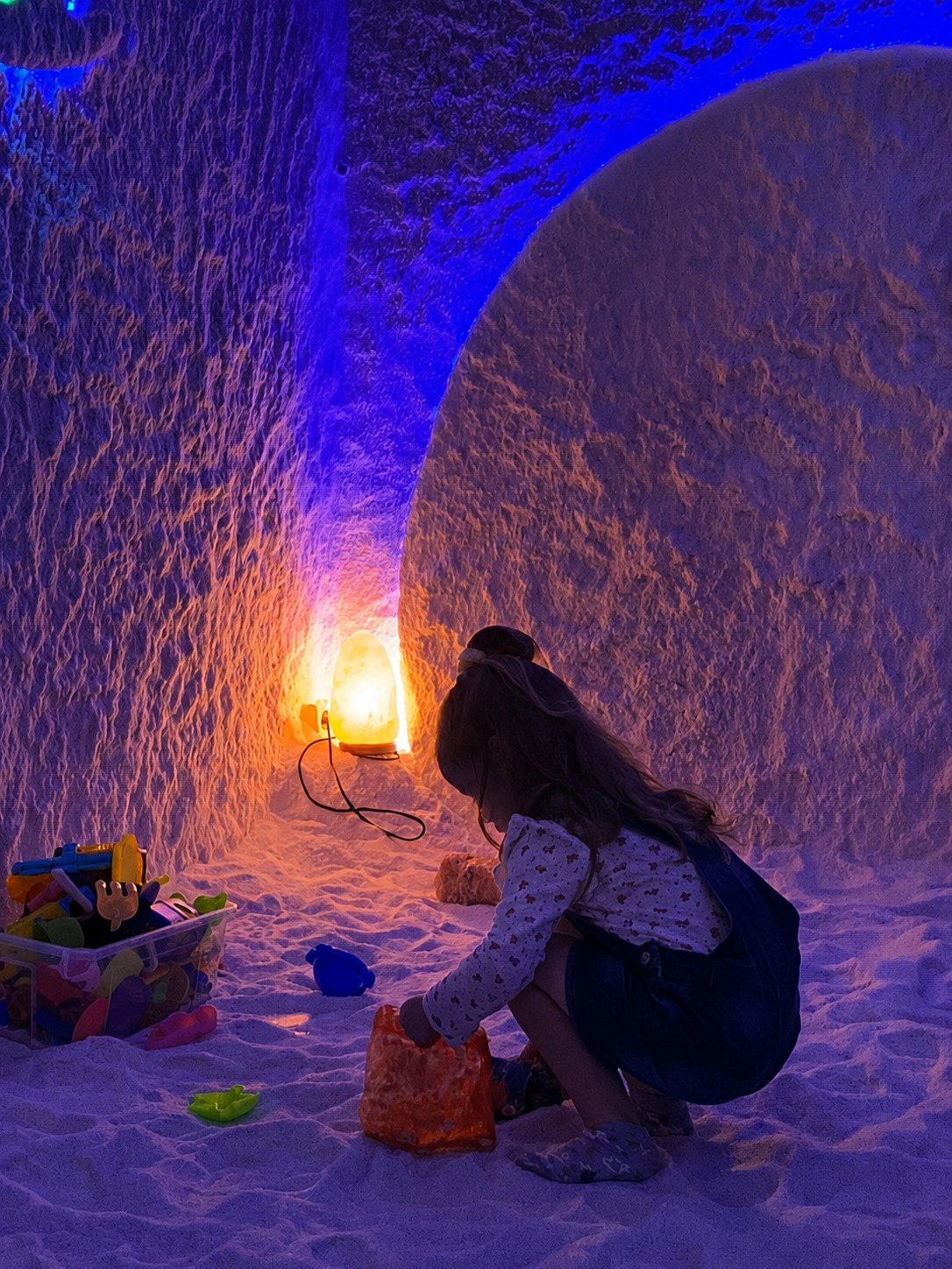 Ребёнок играет в соляной пещере